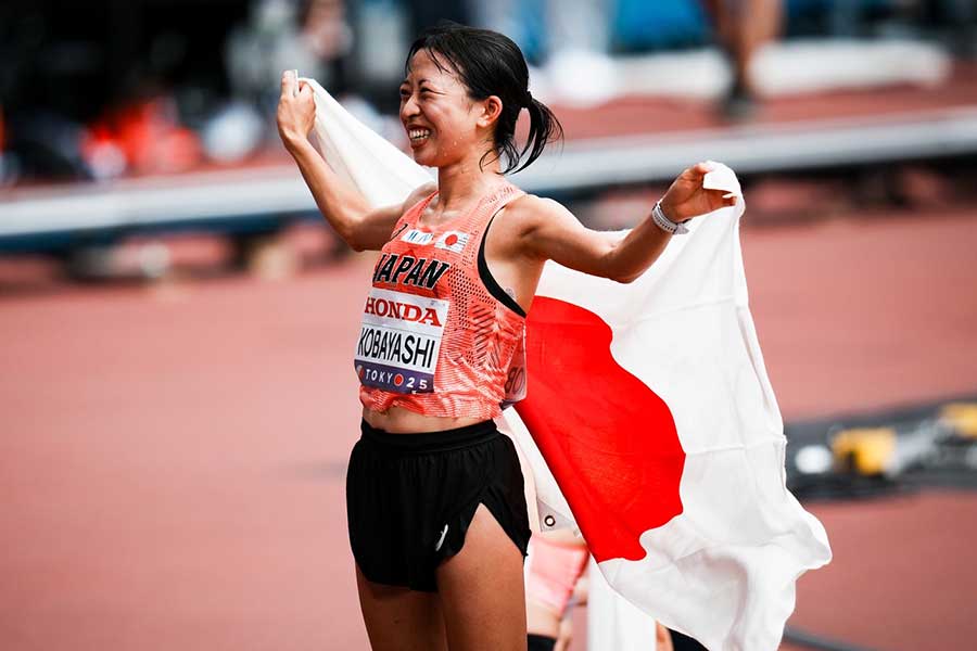 レース後は笑顔をこぼしながら国旗を背負った【写真：中戸川知世】