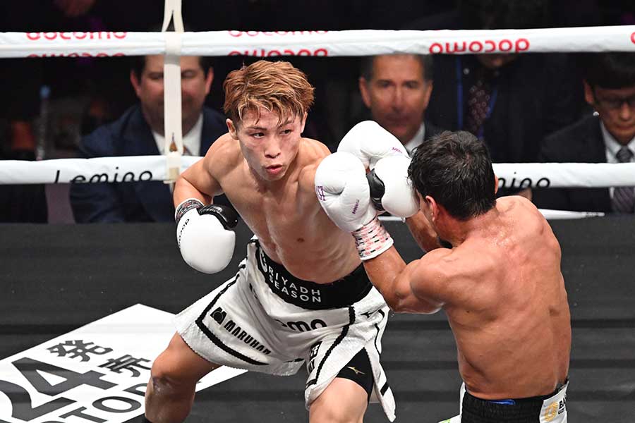 アフマダリエフにパンチを放つ井上尚弥（左）【写真：徳原隆元】