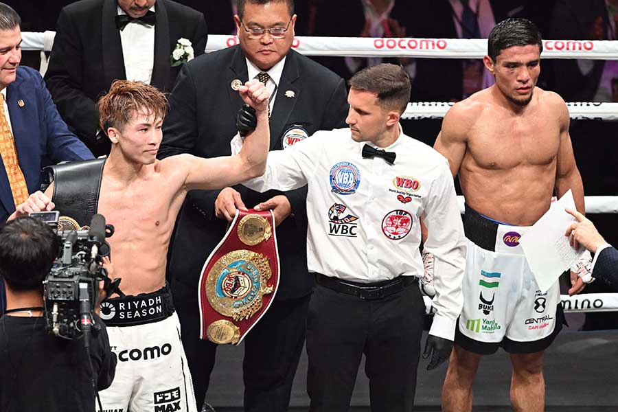 アフマダリエフに勝利した井上尚弥（左）【写真：徳原隆元】