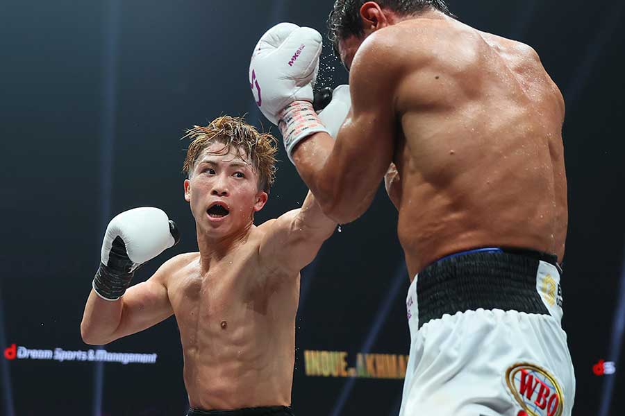 アフマダリエフに勝利した井上尚弥(左)【写真:産経新聞社】