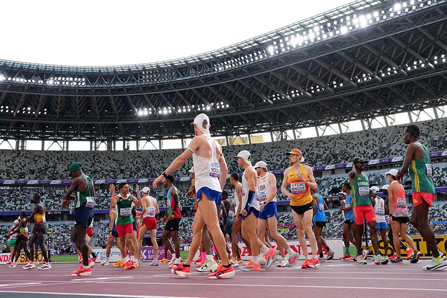 男子マラソン、やり直しとなりスタート地点に戻る選手たち【写真：ロイター】