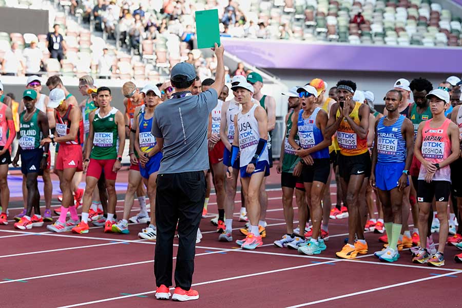 男子マラソン、スタートやり直しで驚く選手たち【写真：AP/アフロ】