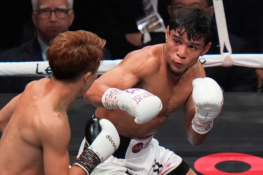 井上尚弥戦のリングに立ったアフマダリエフ【写真:AP/アフロ】