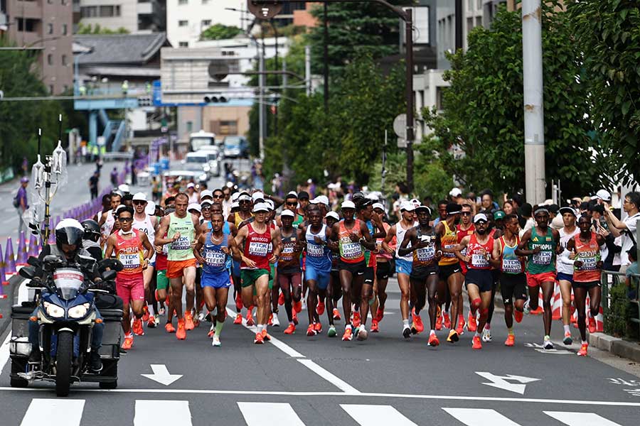 男子マラソンの先頭集団【写真：ロイター】
