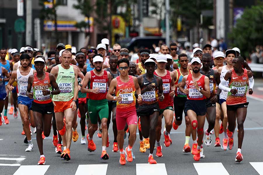 男子マラソンの先頭集団を走っていたゲティッチ（右）【写真：ロイター】