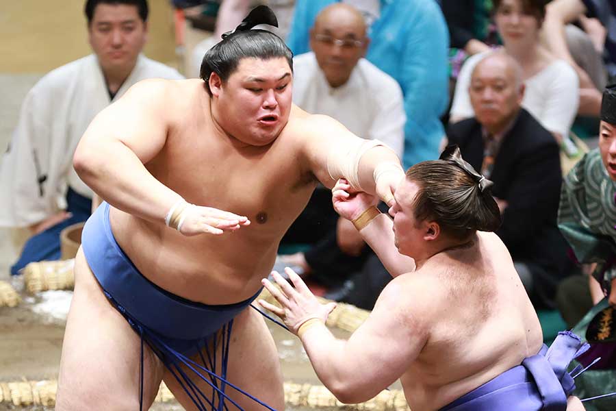 九月場所初日で安青錦に圧力をかける大の里（左）【写真：産経新聞社】