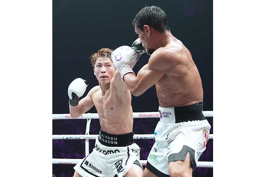 アフマダリエフにパンチを放つ井上尚弥(左)【写真提供:Top Rank/NAOKI FUKUDA】