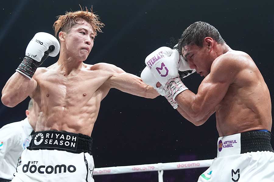 アフマダリエフに勝利した井上尚弥（左）【写真提供：Top Rank/NAOKI FUKUDA】