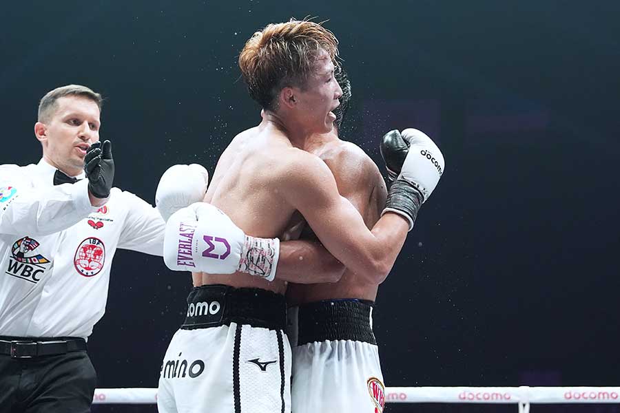 アフマダリエフと対戦した井上尚弥【写真提供：Top Rank/NAOKI FUKUDA】