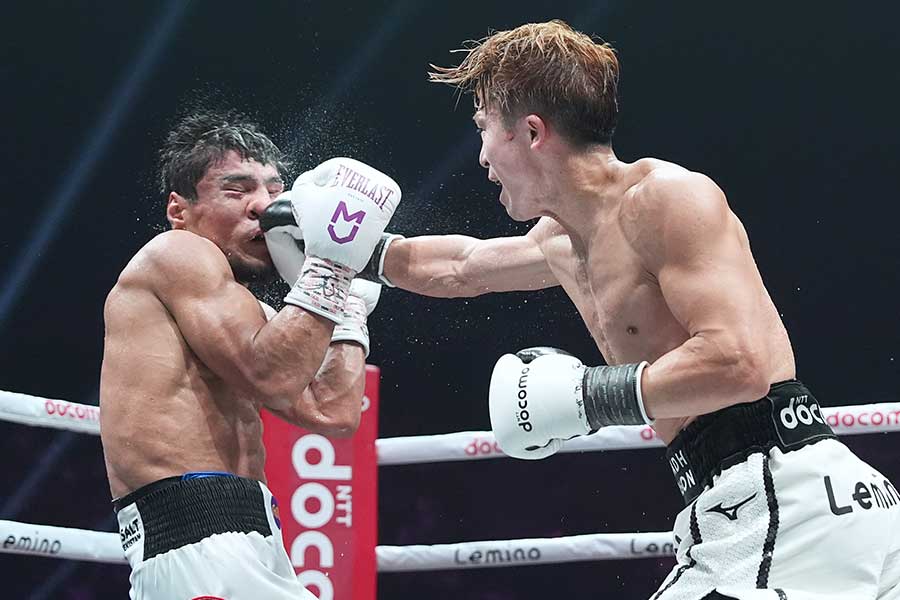アフマダリエフにパンチを放つ井上尚弥（右）【写真提供：Top Rank/NAOKI FUKUDA】