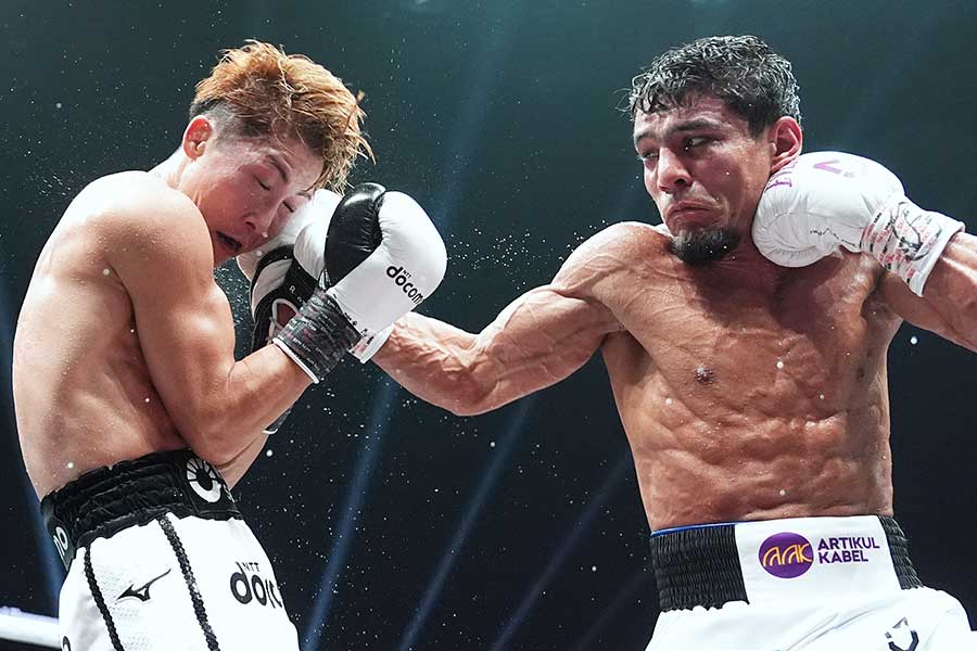 井上尚弥にパンチを放つアフマダリエフ（右）【写真提供：Top Rank/NAOKI FUKUDA】