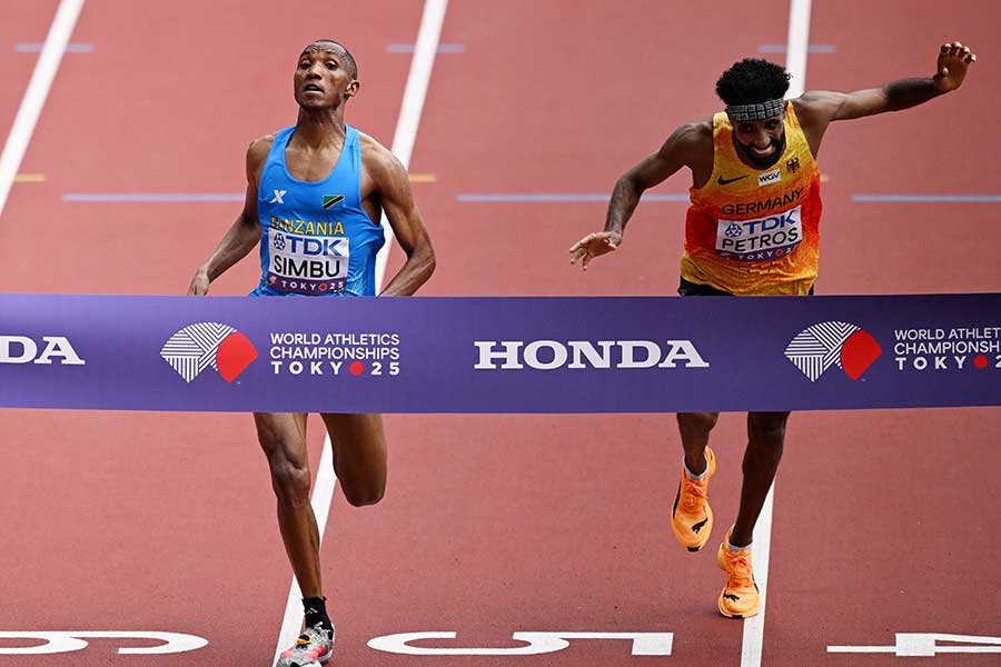 写真判定で、金メダルを獲得したシンブ（左）【写真：ロイター】