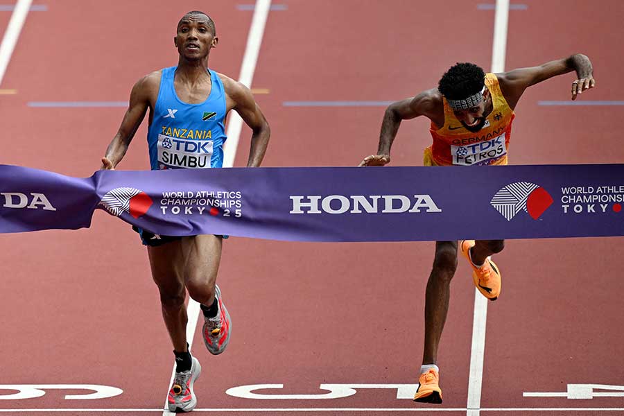 男子マラソン、シンブ（左）が逆転で金メダルを獲得した【写真：ロイター】