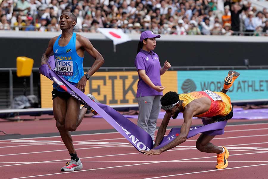 男子マラソン、シンブ（左）が逆転で金メダルを獲得した【写真：ロイター】