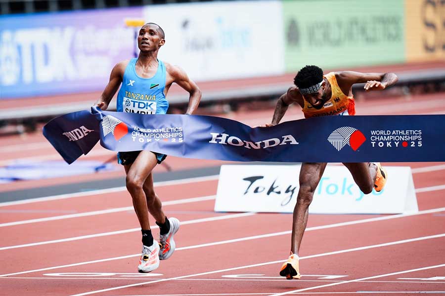 男子マラソン、シンブ（左）が逆転で金メダルを獲得した【写真：中戸川知世】