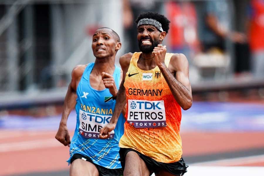 男子マラソンゴール前、シンブ（左）と競り合うペトロス【写真：中戸川知世】