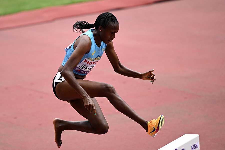 左足のスパイクが脱げてしまったデイジー・ジェプケメイ【写真：ロイター】