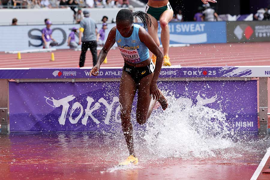 女子3000メートル障害、左足のスパイクが脱げながらも完走したカザフスタンのデイジー・ジェプケメイ【写真:ロイター】