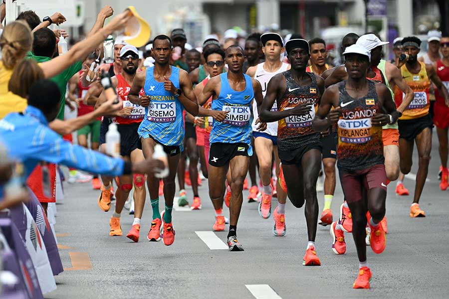 東京都内の街中を走る男子マラソンの選手たち【写真:ロイター】