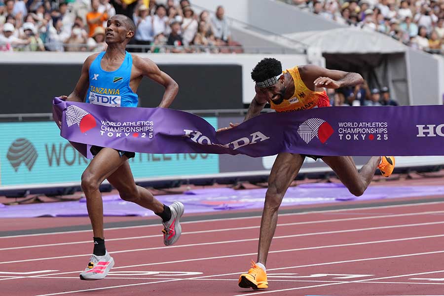 男子マラソン、シンブ（左）が逆転で金メダルを獲得した【写真：ロイター】