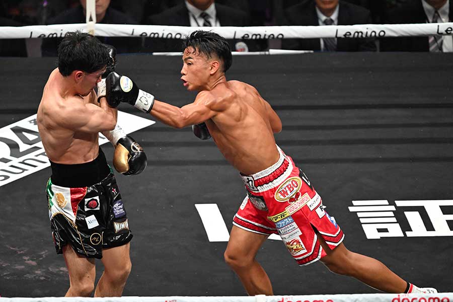 パンチを放つ武居【写真:徳原隆元】