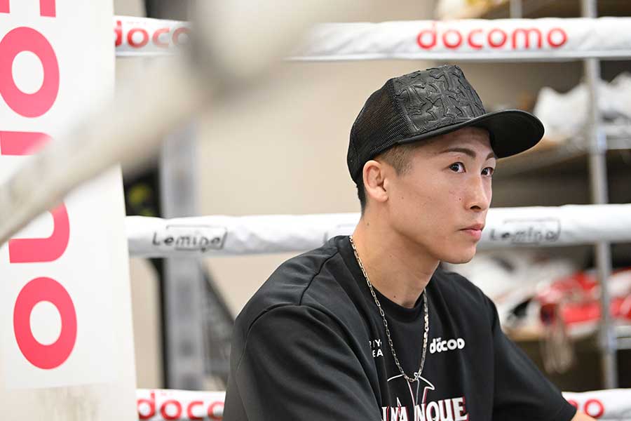 一夜明け会見を行った井上尚弥【写真：徳原隆元】