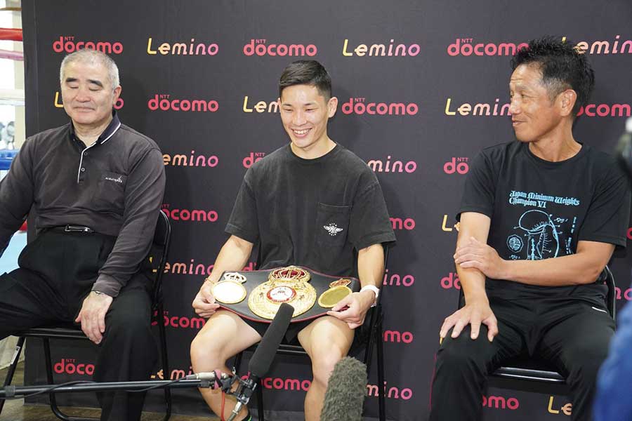 笑顔も見せた松本(中央)【写真:澤田直人】