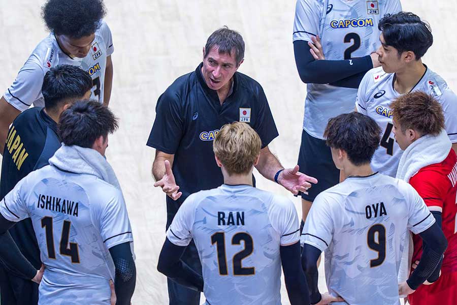 カナダと対戦した男子バレー日本代表【写真：Volleyball World提供】