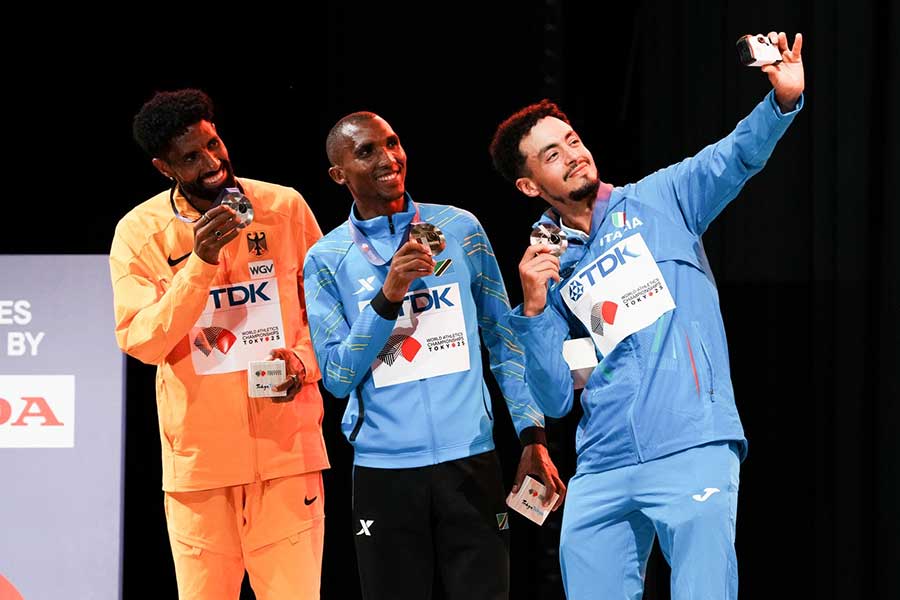 男子マラソン表彰式で記念撮影する銀メダルのペトロス、金メダルのシンブ、銅メダルのアウアニ（左から）【写真：中戸川知世】