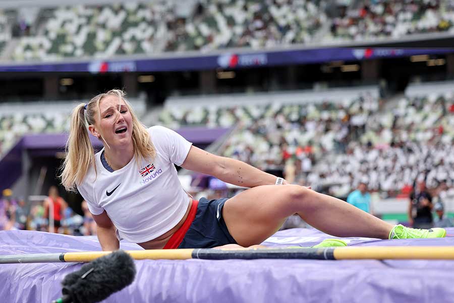 足を負傷した女子棒高跳びのモリー・コードリー【写真：ロイター】