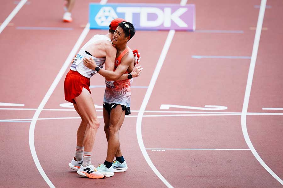 男子35キロ競歩、3位でゴールし海外選手とハグする勝木隼人【写真:中戸川知世】