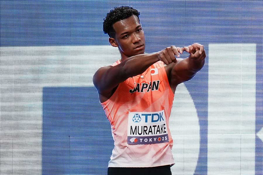 男子110メートル障害のレース前、「ボボボーボ・ボーボボ」と思われるポーズを披露する村竹ラシッド【写真：中戸川知世】