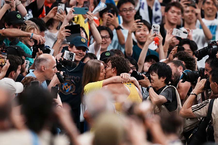 世界新記録達成後、婚約者のイングランダーさんとキスするデュプランティス【写真：中戸川知世】