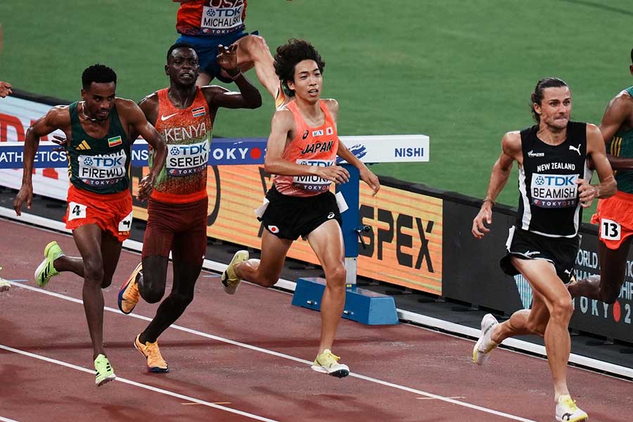男子3000メートル障害、8位に入賞した三浦龍司（中央）【写真：中戸川知世】