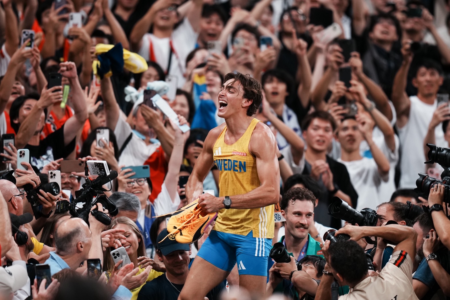 世界新を記録し、客席付近で歓喜するデュプランティス【写真:中戸川知世】