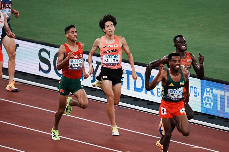 男子3000メートル障害決勝を走る三浦龍司【写真：中戸川知世】
