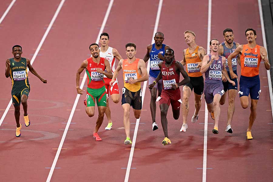 男子1500メートル準決勝の最後の直線（右から3人目がホッカー）【写真：ロイター】