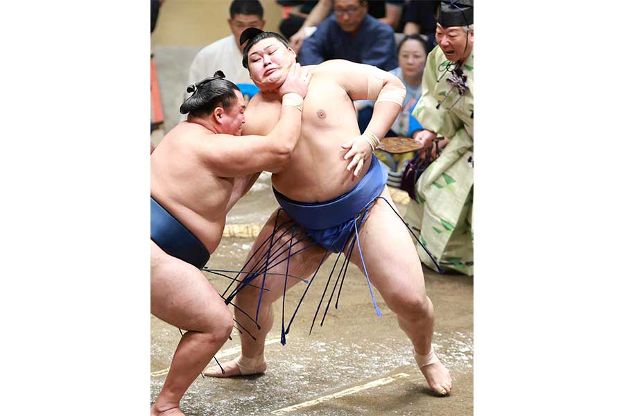 九月場所二日目で玉鷲と対戦した大の里（右）【写真：産経新聞社】