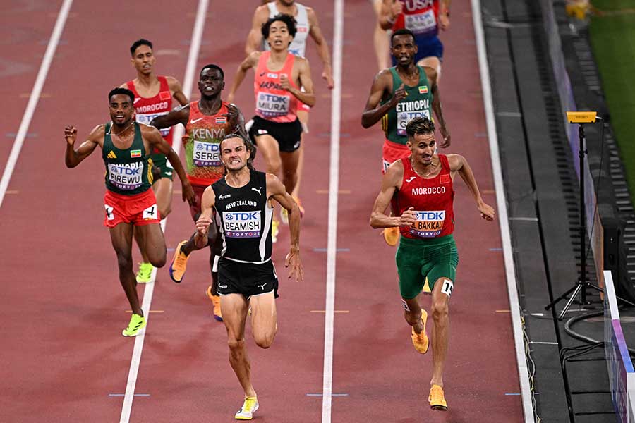 男子3000メートル障害、高校日本記録（8分32秒12）より遅い8分33秒88でゴールし金メダルを獲得したビーミッシュ【写真：ロイター】