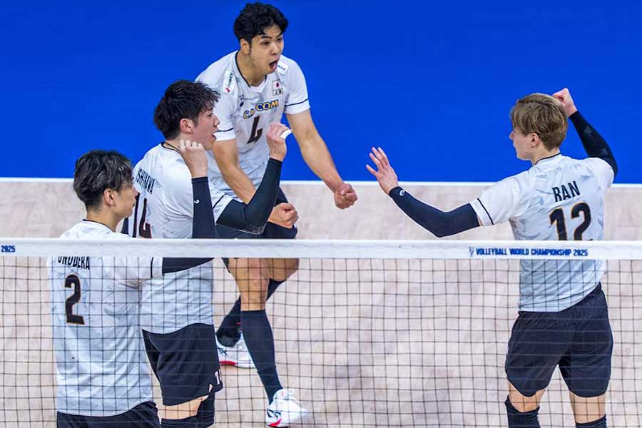 カナダ代表と対戦した男子バレー日本代表【写真：Volleyball World】