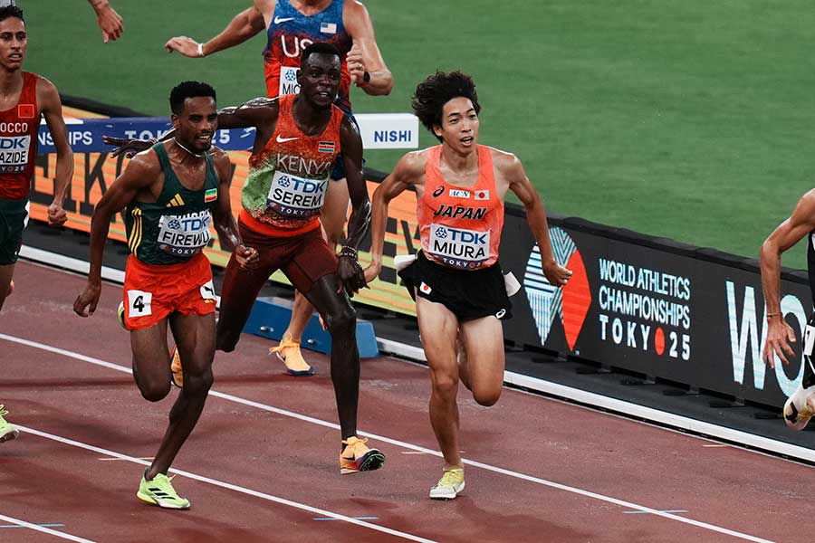 男子3000メートル障害決勝、ケニア選手と接触する三浦龍司【写真：中戸川知世】