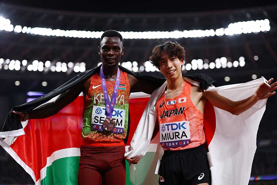 男子3000メートル障害決勝後、2ショット写真を撮る銅メダルのエドマンド・セレム（左）と三浦龍司【写真：ロイター】