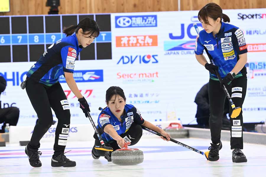 日本代表決定戦に出場したロコ・ソラーレの吉田知那美（中央）【写真：（C）JCA/H.IDE】