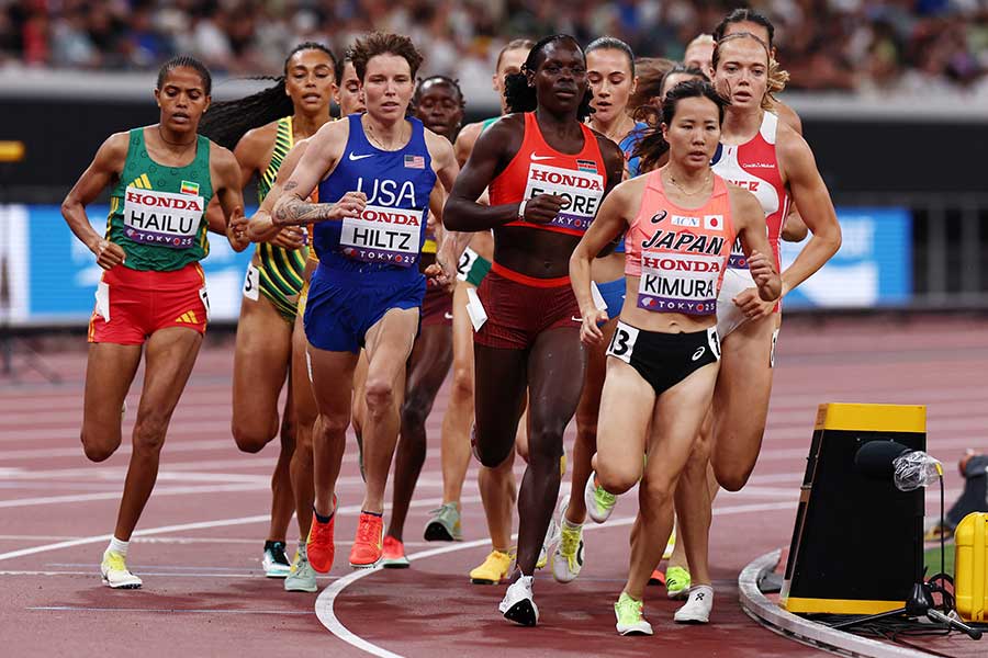 女子1500メートル予選で先頭を走る木村友香【写真：ロイター】