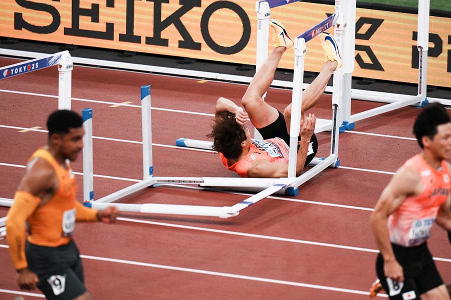 男子110メートル障害準決勝、4台目で転倒した泉谷駿介【写真：中戸川知世】