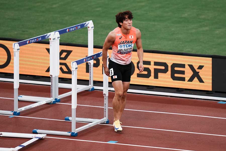男子110メートル障害、転倒に顔をしかめる泉谷駿介【写真：中戸川知世】