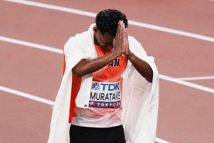 男子110メートル障害、ゴール後に手を合わせて謝るそぶりを見せる村竹ラシッド【写真：中戸川知世】