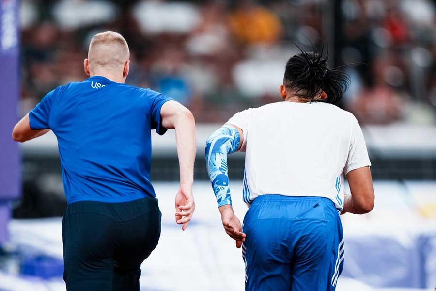 デュプランティスのために駆け付け練習？するケンドリクスとカラリス【写真：中戸川知世】