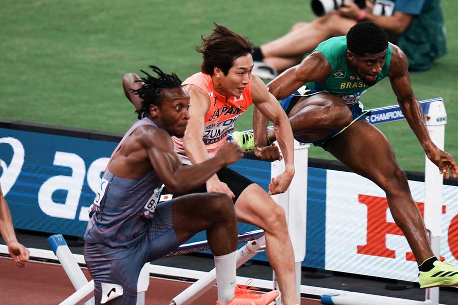 男子110メートル障害準決勝を走る泉谷駿介（中央）【写真：中戸川知世】