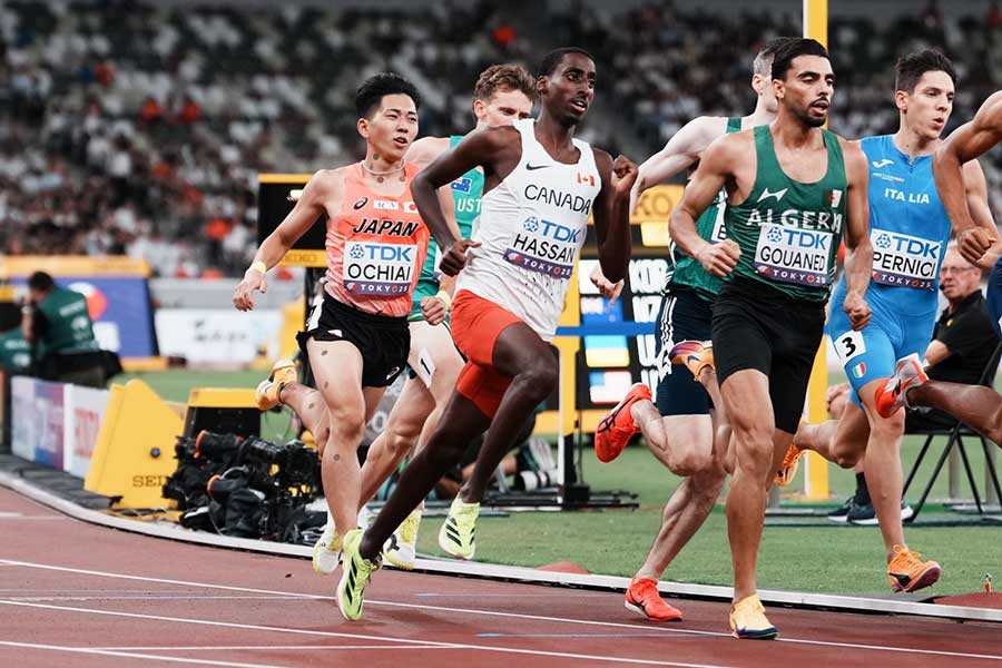 男子800メートル、懸命に食らいつく落合晃（左）【写真：中戸川知世】